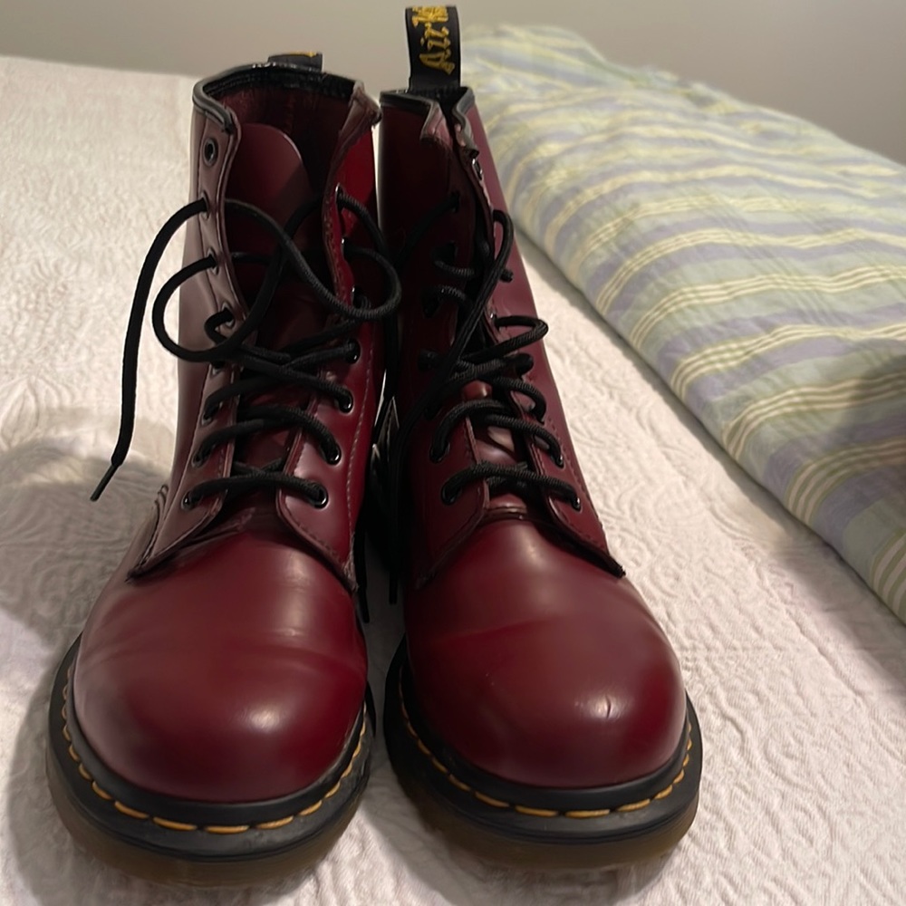 EUC Dr Martens air wair maroon leather lace up boots. Size 10